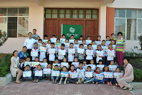慈銘體檢心理團隊與高興鎮小學生們合影留念