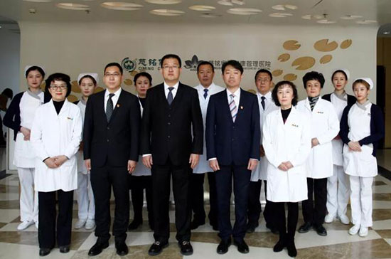 6慈銘體檢集團(tuán)聯(lián)席總裁韓圣群,北京公司常務(wù)副總張碩和醫(yī)療管理團(tuán)隊及員工代表集體向社會鄭重承諾“生命之托,質(zhì)量為本”.jpg 6慈銘體檢集團(tuán)聯(lián)席總裁韓圣群,北京公司常務(wù)副總張碩和醫(yī)療管理團(tuán)隊及員工代表集體向社會鄭重承諾“生命之托,質(zhì)量為本”.jpg